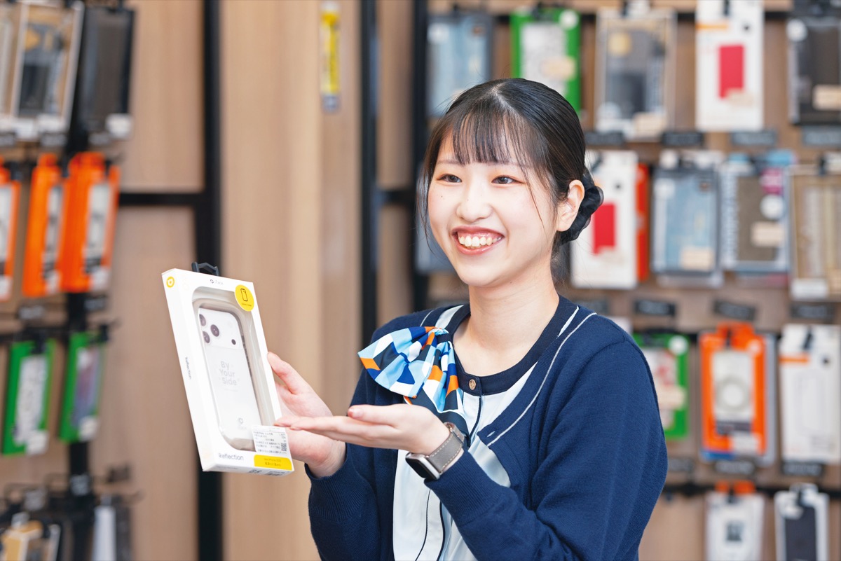スタッフがお客様に丁寧に接客している様子